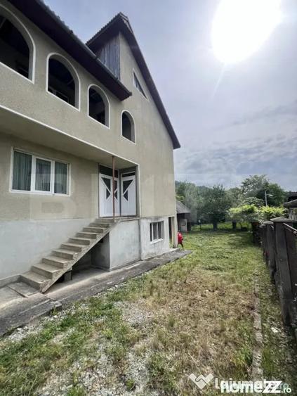 Casa pe 3 nivele si 13 arii teren - 2