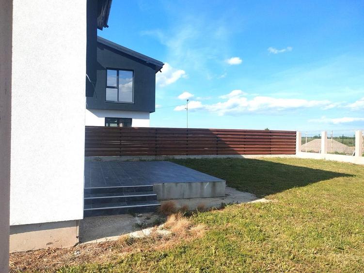 Duplex cu 4 camere cu Canalizare în Sud-Est