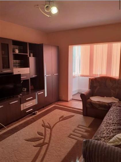 Apartament cu 3 camere semidecomandat, mobilat în Girocului