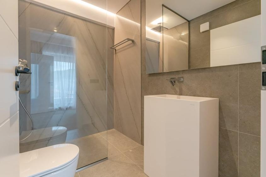 Apartament cu 4 camere decomandat, mobilat în Central