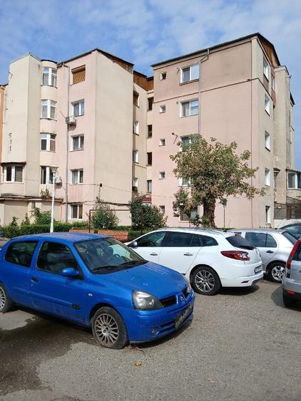Apartament cu 3 camere semidecomandat în Gojdu