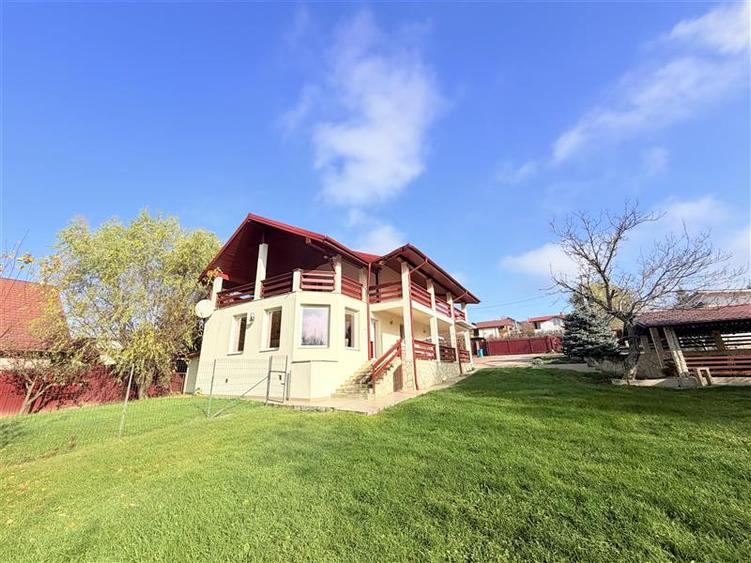 Casă individuală cu 4 camere cu Teren 1670 Mp în Bârnova