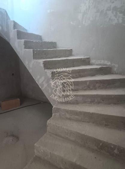Duplex cu 4 camere cu Canalizare în Tăuți