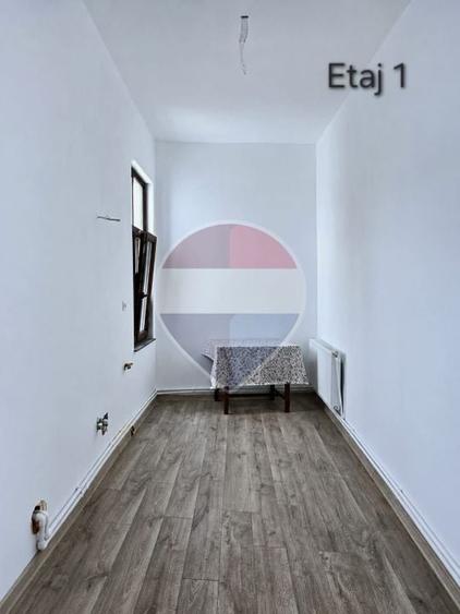 Apartament cu 6 camere semidecomandat în Central
