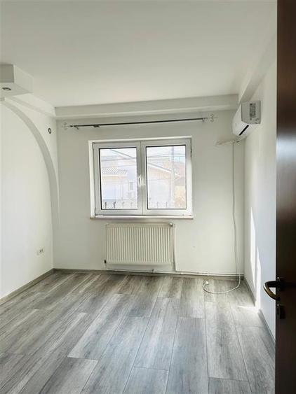 Duplex cu 5 camere cu Canalizare în Central