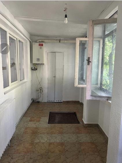 Apartament cu 3 camere semidecomandat în Independenței