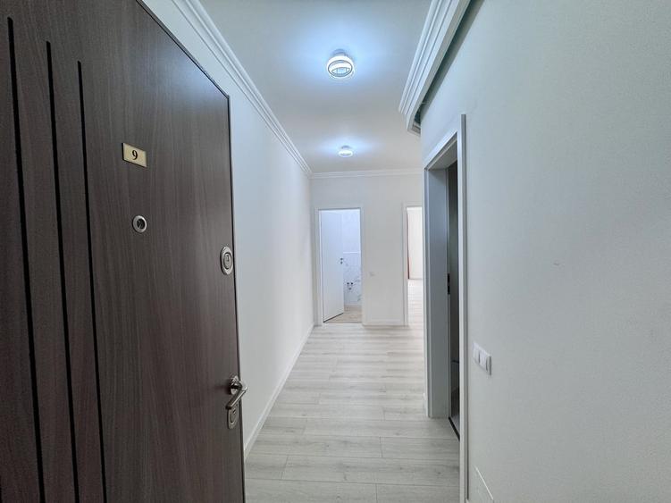 Apartament cu 3 camere semidecomandat în Sud