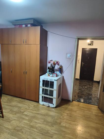Apartament cu 3 camere semidecomandat în Drumul Taberei