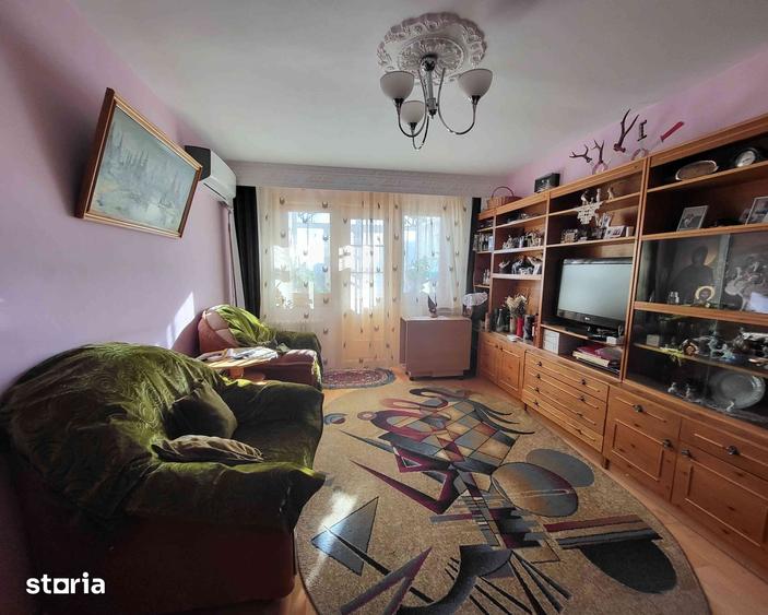 Apartament cu 3 camere semidecomandat în Letea