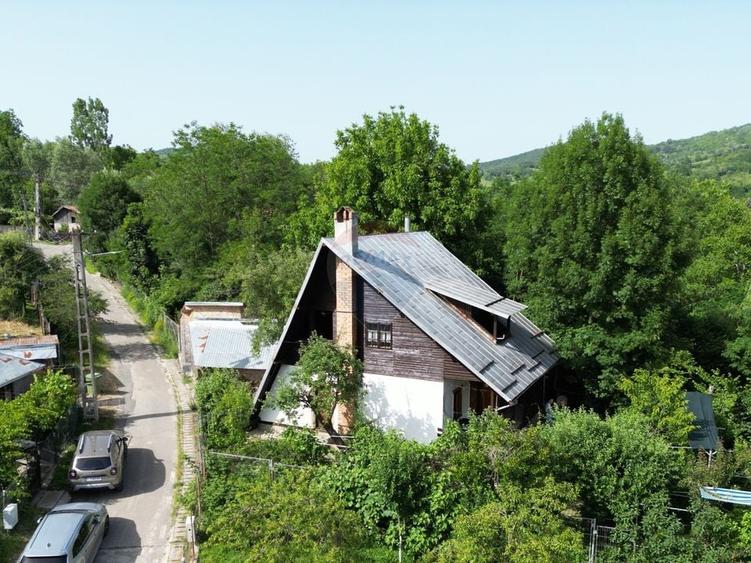 Casă individuală cu 4 camere cu Canalizare în Sud