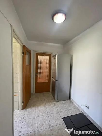 Apartament cu 3 camere semidecomandat în Giurgiului