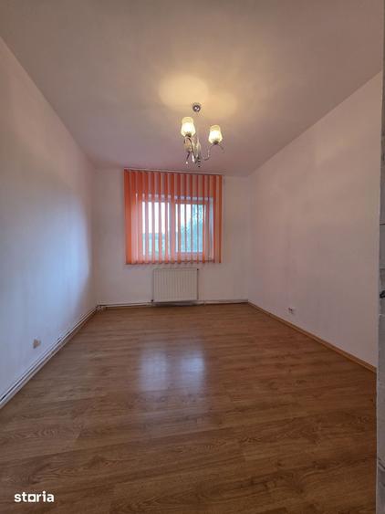 Apartament cu 3 camere decomandat în Astra