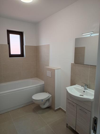 Casă cu 4 camere cu Canalizare în Dâmbul Rotund