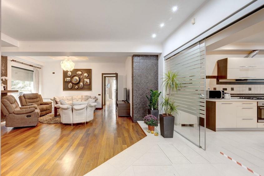 Apartament cu 4 camere decomandat, mobilat în Herăstrău