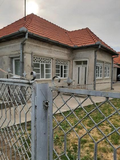 Casă cu 3 camere cu Teren 1645 Mp în Central