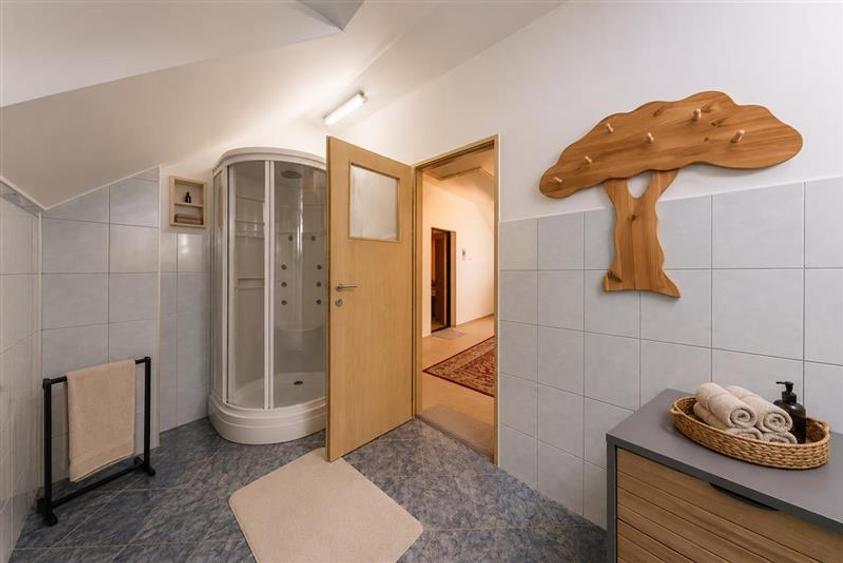 Casă individuală cu 6 camere cu Canalizare în Schei