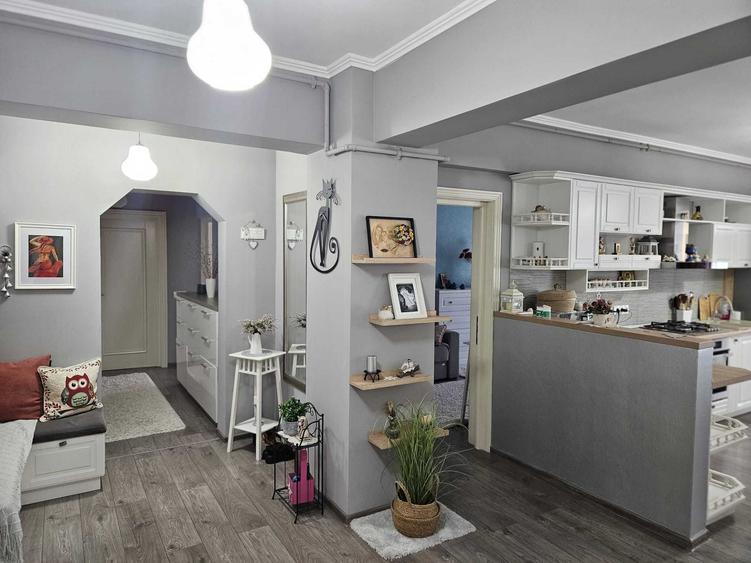 Apartament cu 3 camere în 9 Mai