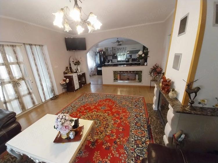 Casă cu Teren 4200 Mp în Livezi