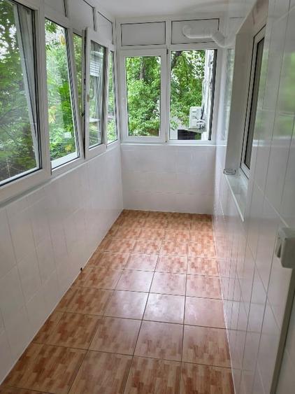 Apartament cu 3 camere semidecomandat, mobilat în Băneasa