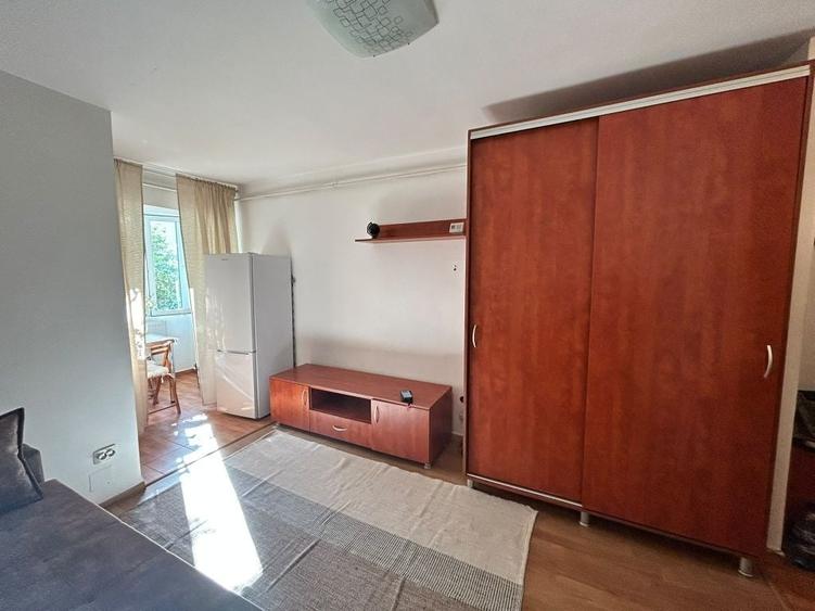 Garsonieră decomandată în Valea Adâncă