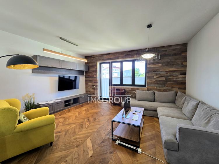 Apartament cu 4 camere semidecomandat, mobilat în Central