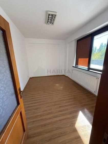 Apartament cu 3 camere semidecomandat în Jiului