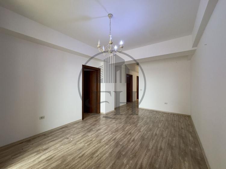 Apartament cu 3 camere semidecomandat în Nord