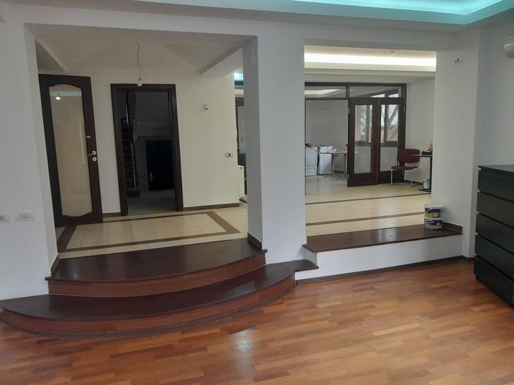 Casă cu 8 camere cu Teren 1450 Mp în Joița