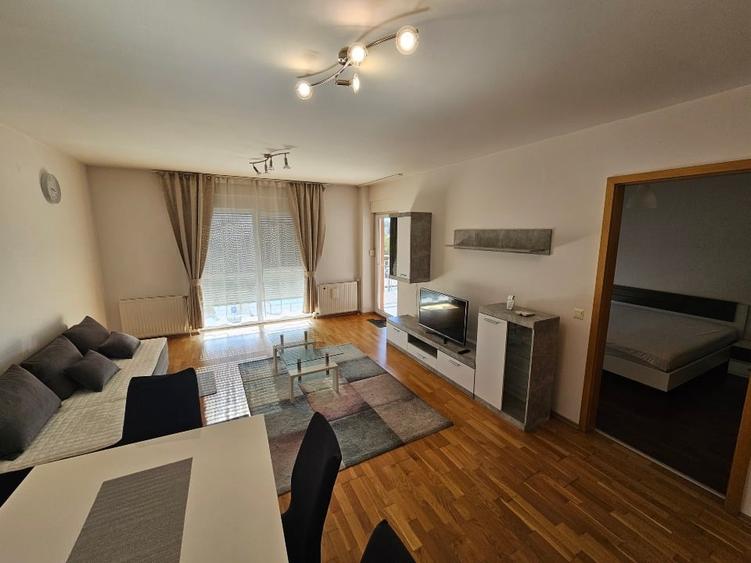 Apartament cu 3 camere semidecomandat, mobilat în Central