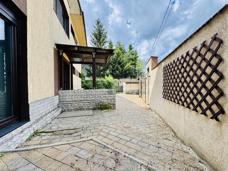 Casă individuală cu 10 camere cu Canalizare în Băneasa