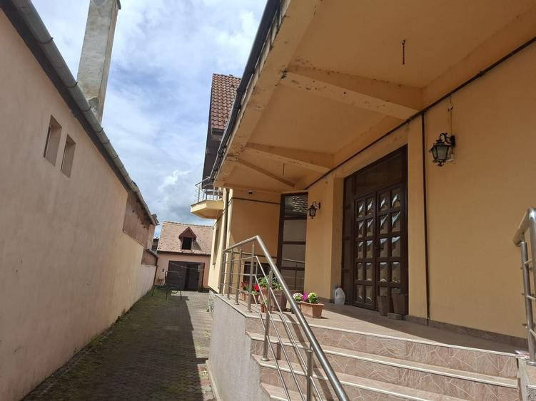 Casă individuală cu 7 camere cu Canalizare în Turnișor