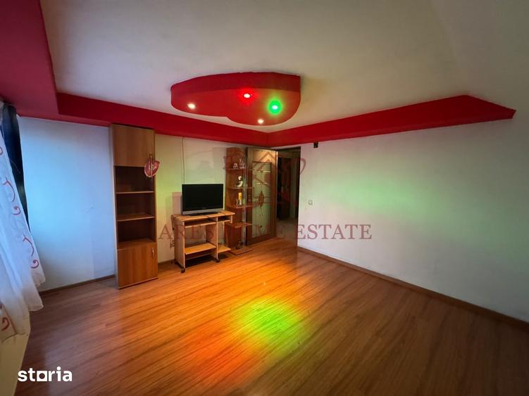 Casă cu 7 camere cu Teren 1765 Mp în Orțișoara