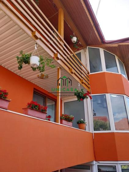 Casă individuală cu 8 camere cu Canalizare în Cetățuia
