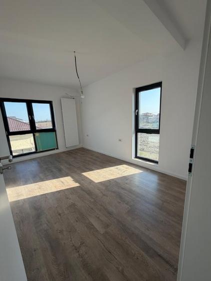 Casă cu 5 camere cu Teren 200 Mp în Jilava