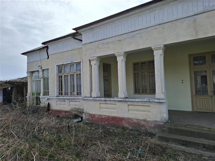 Casă individuală cu 6 camere cu Teren 2080 Mp în Sud