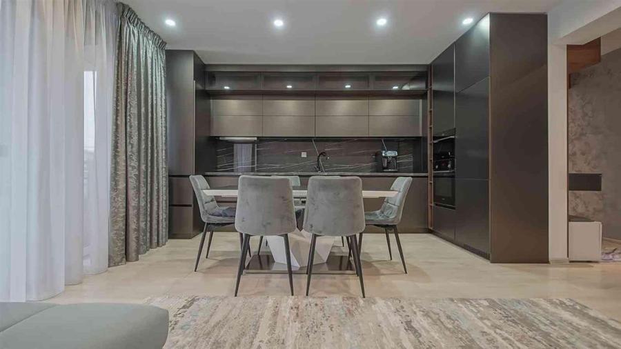 Apartament cu 4 camere decomandat, mobilat în Tractorul