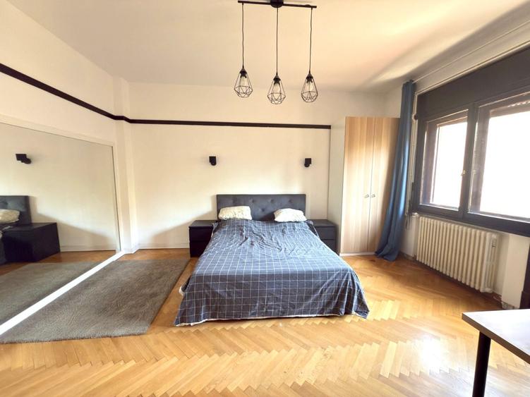 Apartament cu 5 camere decomandat, mobilat în P-ța Universității