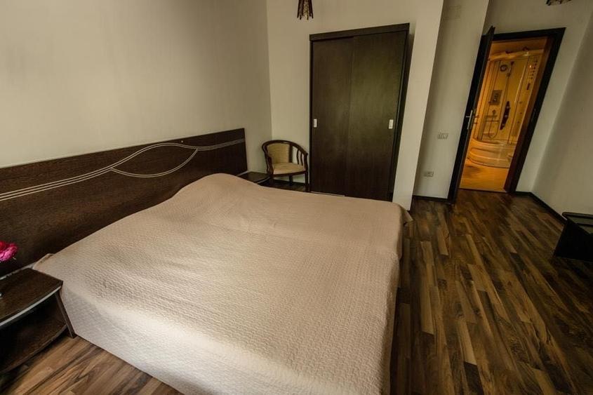 Apartament cu 8 camere decomandat în Ovidiu