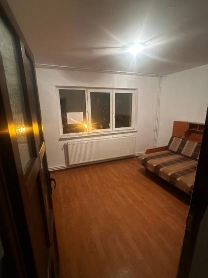 Apartament cu 2 camere semidecomandat în Craiovița Nouă