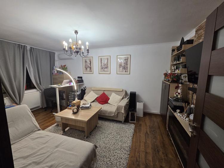 Apartament cu 4 camere decomandat în Drumul Taberei