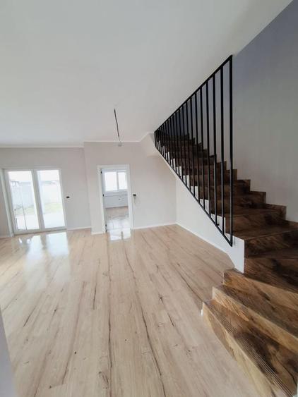 Duplex cu 4 camere cu Canalizare în Moșnița Veche