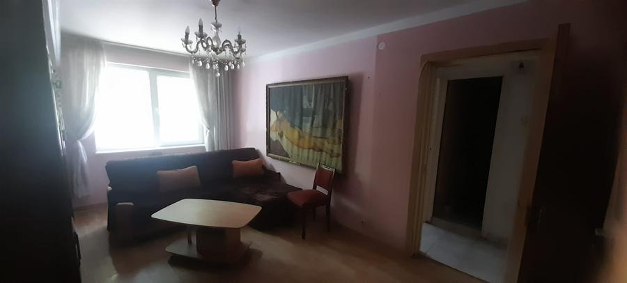 Apartament cu 4 camere semidecomandat în Rahova