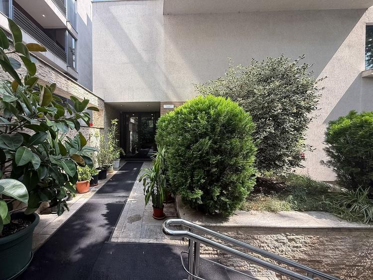 Apartament cu 3 camere semidecomandat, mobilat în Primăverii