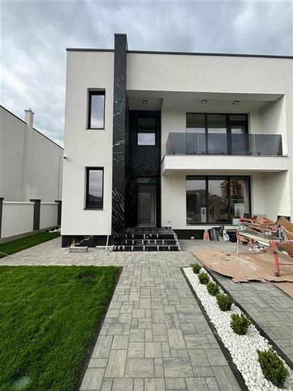 Casă individuală cu 4 camere cu Canalizare în Sânpetru