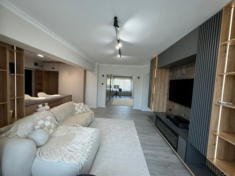 Apartament cu 4 camere decomandat în Ultracentral