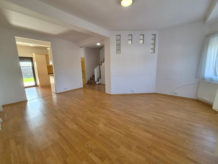 Casă individuală cu 4 camere cu Garaj în Tamași