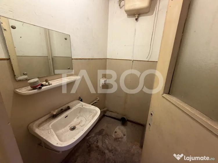 Apartament cu 4 camere semidecomandat în Central