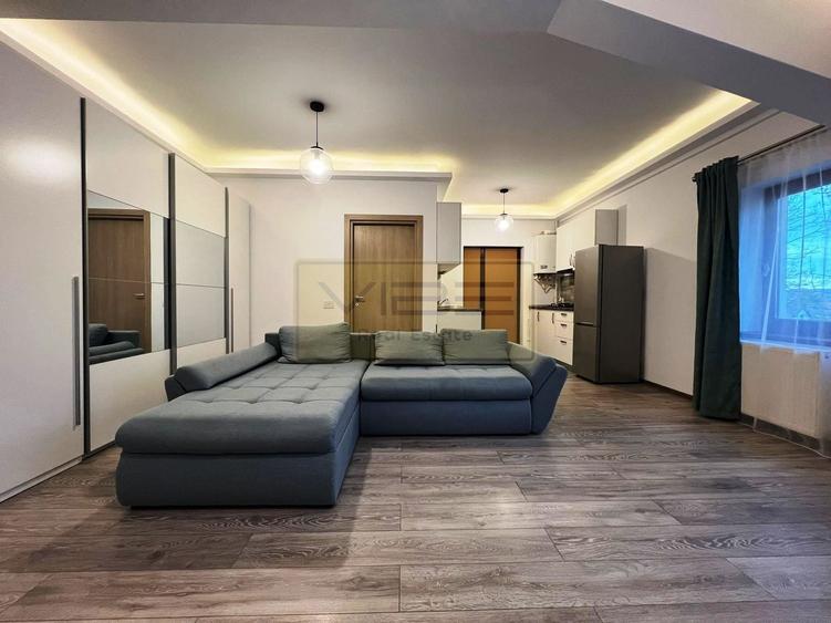 Apartament cu 2 camere semidecomandat, mobilat în Podul de Fier