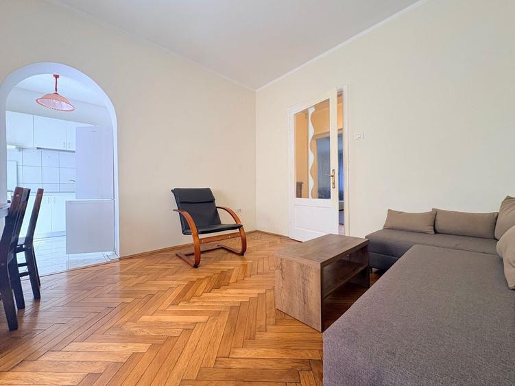 Apartament cu 3 camere decomandat, mobilat în Central