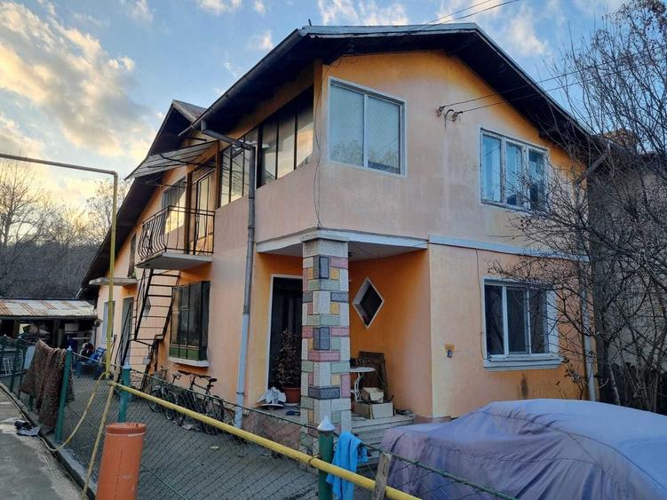 Casă cu 4 camere în Pietrișu